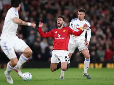 Bruno Fernandes ‘ăn vạ’ gây tranh cãi, MU trả giá đắt trong trận thua Leeds