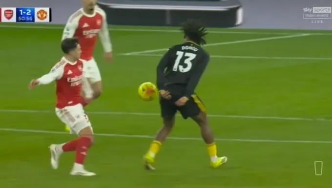 Tình huống Dorgu để bóng chạm tay trước khi ghi bàn