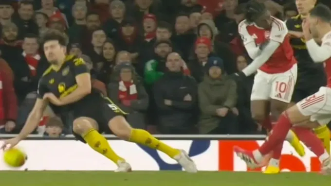 Đây là tình huống Arsenal cho rằng họ xứng đáng hưởng 11 mét khi bóng chạm tay Maguire
