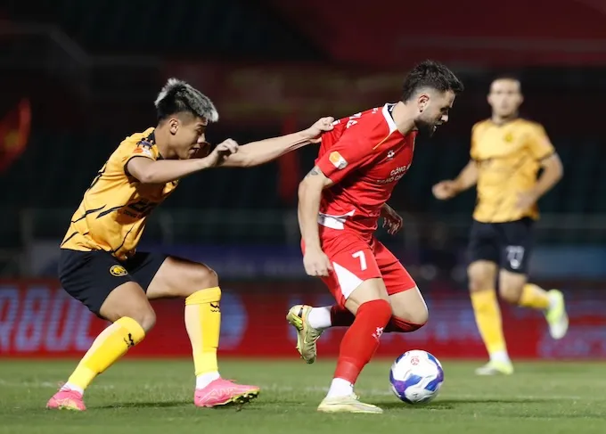 Các cầu thủ Thanh Hoá đeo bám quyết liệt cầu thủ chủ nhà CA TP.HCM - Ảnh: Anh Khoa 