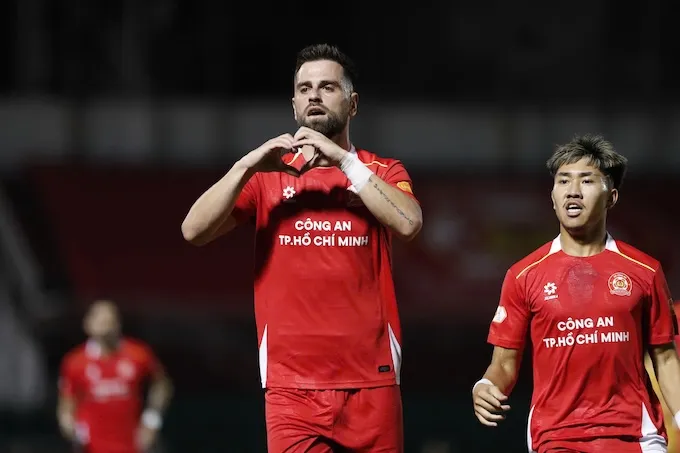 Niềm vui của ngoại binh đội CA TP.HCM khi cân bằng tỷ số 1-1 - Ảnh: Anh Khoa 